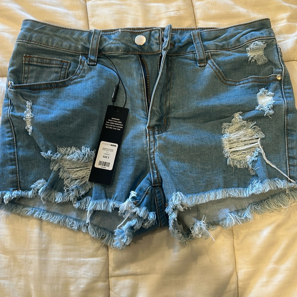 Fashion nova low rise stretch denim shorts size 5